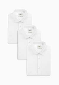 Tri bijele slim-fit košulje složene jedna na drugu. Svaka ima klasičan ovratnik, kopčanje na gumbe i nema uzoraka. Glatka, čista tekstura tkanine.