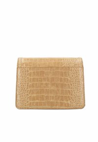 Beige Geldbörse aus Kunstleder mit Krokodilstruktur, flach rechteckig gestaltet und mit genähten Kanten. Keine sichtbaren Beschläge oder Akzente.