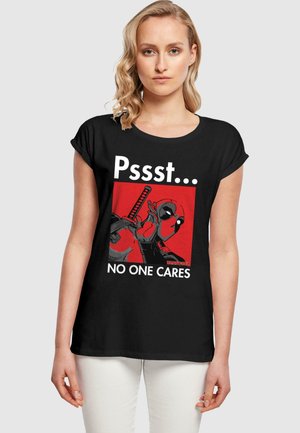 Mustapaita, jossa on graafinen printti Deadpoolista, punainen tausta ja valkoinen teksti, joka lukee "Pssst... KENELLEKÄÄN EI VIESTINTÄ." Lyhyet hihat.