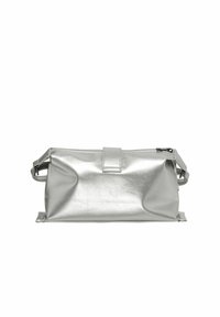 Pochette rectangulaire en métal argenté avec fermeture éclair et bandoulière réglable sur un fond blanc.