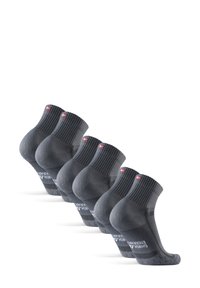 Graue Knöchelsocken mit gerippten Oberteilen, strukturierten Böden und roten Akzenten. Entworfen für Komfort und Grip, zeigt eine Nahaufnahme der Fersen.