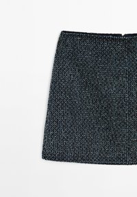 Mörkblå tweed minikjol med texturerad tyg och subtila metalltrådar, visad mot en vit bakgrund.