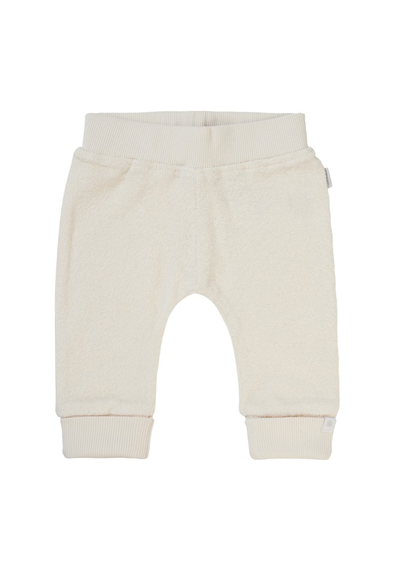 Crème-kleurige peuterbroek gemaakt van zachte terry stof, met ribgebreide boorden en een tailleband, en een klein label aan de zijkant.