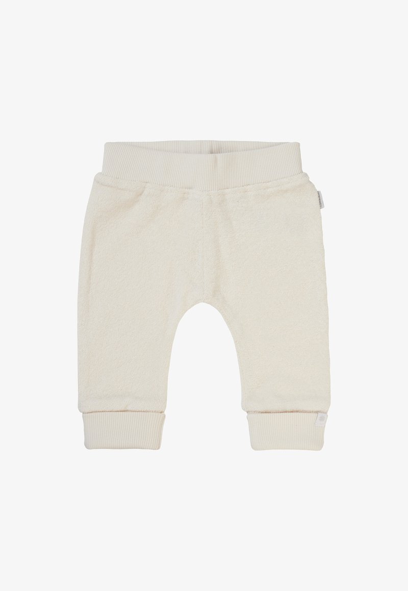 Crème-kleurige peuterbroek gemaakt van zachte terry stof, met ribgebreide boorden en een tailleband, en een klein label aan de zijkant.