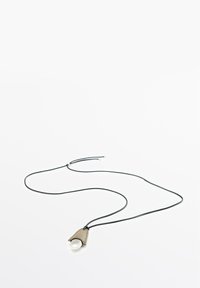 Collana in corda nera con un pendente in pelle beige e una perla rotonda e liscia. Design semplice con lunghezza regolabile.