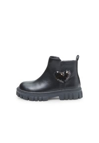Botas de tobillo de cuero negro con una suela gruesa gris, que presentan un acento de lentejuelas en forma de corazón en el costado. Textura suave, diseño de punta redonda.