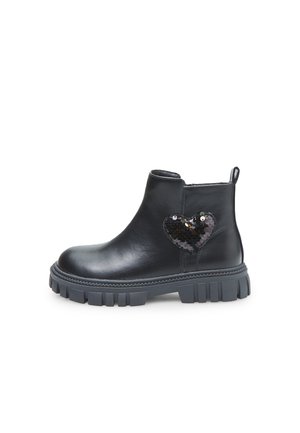 Bottines en cuir noir avec une semelle épaisse grise, ornées d'un accent en sequins en forme de cœur sur le côté. Texture lisse, design à bout rond.