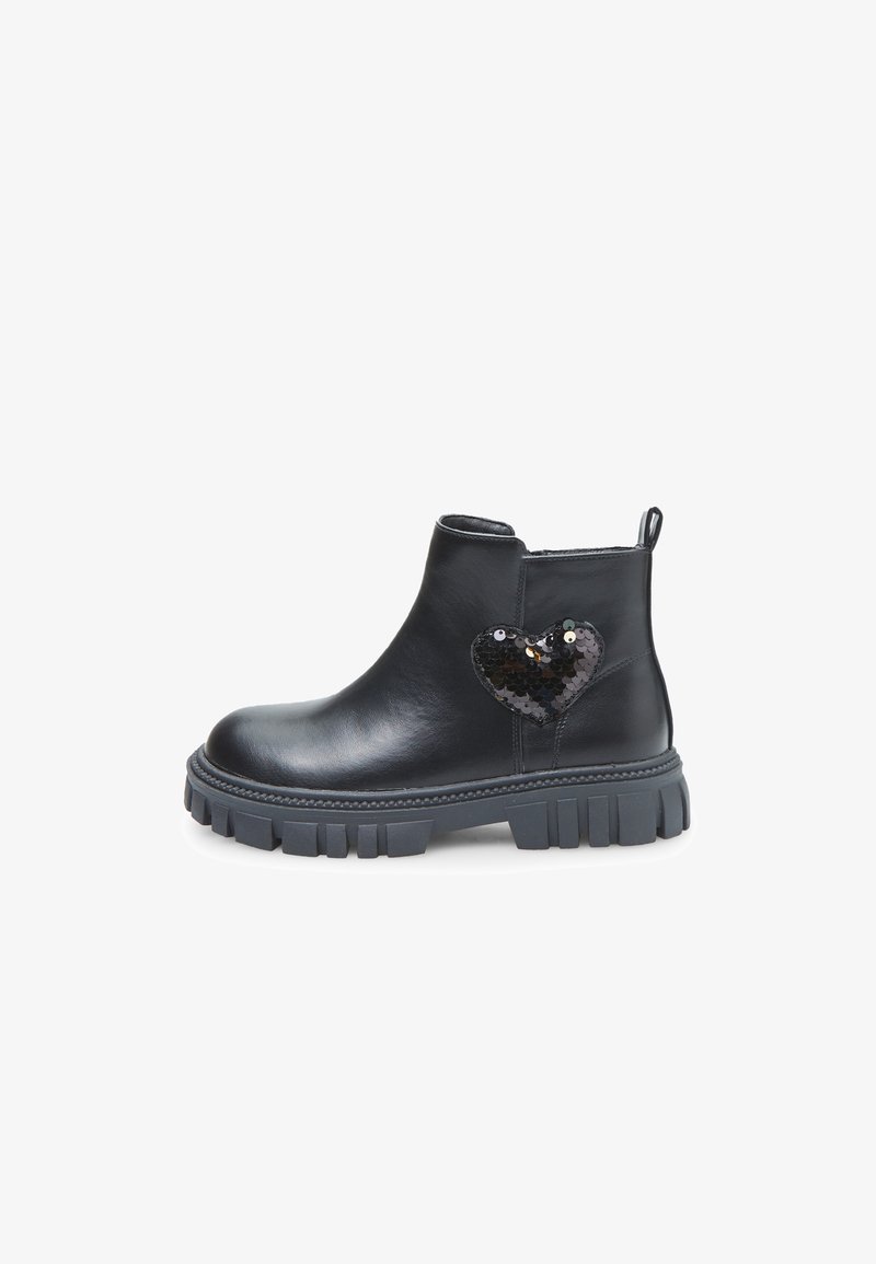 Bottines en cuir noir avec une semelle épaisse grise, ornées d'un accent en sequins en forme de cœur sur le côté. Texture lisse, design à bout rond.
