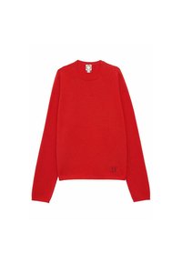 Pull en tricot rouge à longs manches, col rond et poignets côtelés. Présente un petit logo noir "IF" à l'ourlet. Texture lisse.