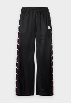 Fekete atlétikai nadrág fehér logómintákkal az oldalukon, valamint egy kis logóval a felső combnál, gumis derékpánttal.