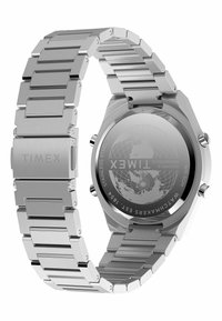 Montre bracelet en acier inoxydable argenté avec un bracelet à trois maillons, marquée 'TIMEX.' Le boîtier rond présente un motif de globe au dos.
