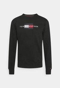 Sudadera negra de algodón con mangas largas, cuello redondo, que presenta un logo de rayas horizontales en rojo, blanco y azul en el pecho.