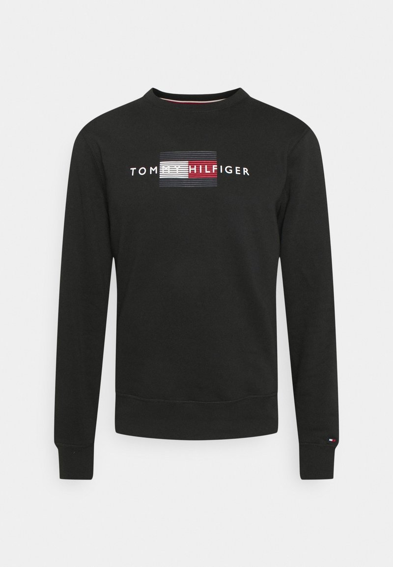 Sudadera negra de algodón con mangas largas, cuello redondo, que presenta un logo de rayas horizontales en rojo, blanco y azul en el pecho.