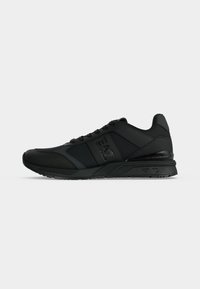 Δεν επιλέχθηκε, triple black