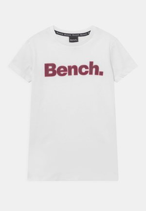 T-shirt blanc à manches courtes avec col rond et grand logo "Bench." rose sur la poitrine.