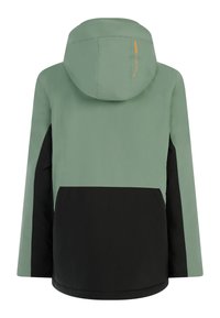 Groene en zwarte waterdichte jas met een capuchon, met een kleurblokdesign. De achterkant toont een oranje logo detail nabij de halslijn.
