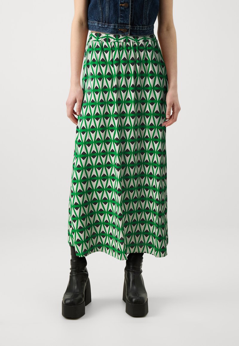Jupe maxi verte à motifs avec un design géométrique présentant des nuances alternées de vert et de noir ; taille élastique, tissu fluide.