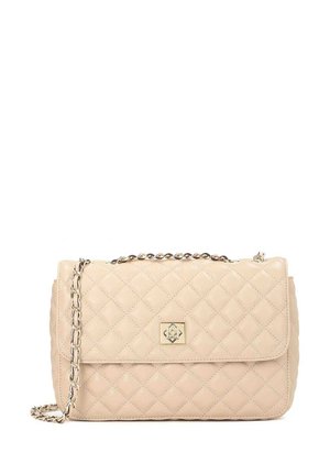 Beige, gesteppte Handtasche mit einer Kettenriemen, versehen mit einem Metall-Logo-Akzent und rechteckiger Form, aus glattem, synthetischen Material gefertigt.
