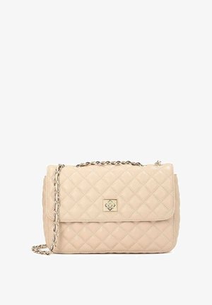 Padrune beež käekott ketirihmaga, millel on metallist logo aktsent ja ristküliku kuju, valmistatud siledast sünteetilisest materjalist.