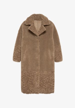 Brauner Kunstfellmantel mit umgeschlagenem Kragen, langen Ärmeln und einer Mischung aus glattem und strukturiertem Stoff an Körper und Ärmeln.