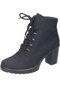 Botín de cuero negro hasta el tobillo con puntera redondeada, cordones en la parte frontal, ojales metálicos y una suela de tacón grueso para mayor altura.