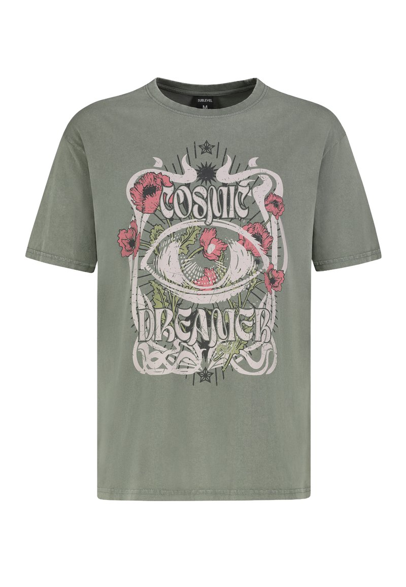 Olivegrünes Baumwoll-T-Shirt mit einem zentralen Grafikdesign, das ein Auge zeigt, umgeben von Blumen, und stilisiertem Text "COSMIC DREAMER".