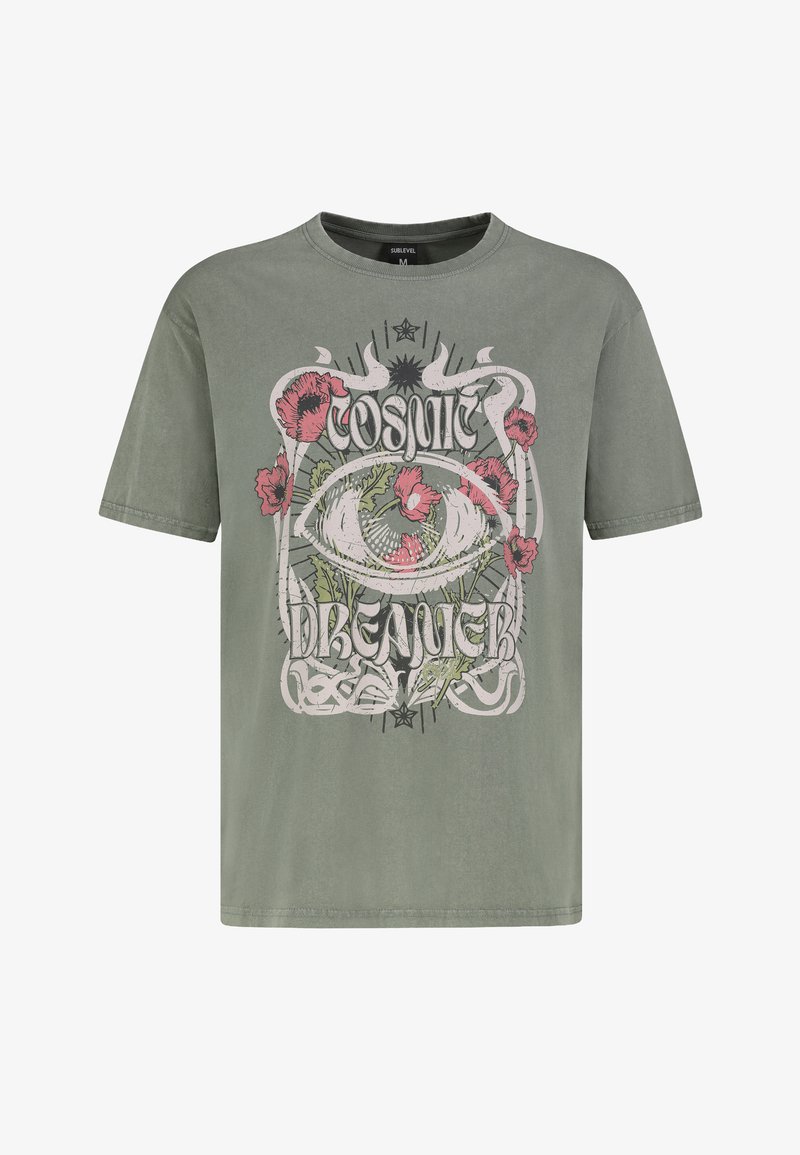 Olivegrünes Baumwoll-T-Shirt mit einem zentralen Grafikdesign, das ein Auge zeigt, umgeben von Blumen, und stilisiertem Text "COSMIC DREAMER".