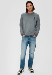 QS MIT APPLIKATION - Langarmshirt - grau