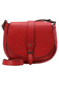 Rød læder crossbody taske med buet klap, frontrem, sølv spænde detaljer og justerbar skulderrem.