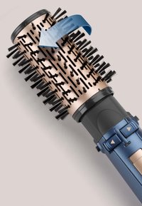 Brosse à cheveux ronde avec un baril doré, des poils noirs et une poignée bleue. Elle possède des trous de ventilation et des boutons de contrôle sur le côté.