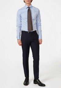 Lichtblauwe, lange mouwen shirt, gestreepte bruine stropdas, aansluitende marineblauwe broek en zwarte leren schoenen. Slim fit met textuurdetails in de stof.