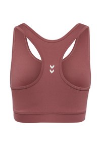 Fioletowy sportowy stanik, wykonany z gładkiego materiału. Model z tylnym wycięciem i minimalistycznym srebrnym logo w kształcie chevronu z przodu.
