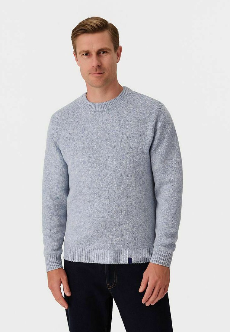 Hellblauer Strickpullover mit rundem Ausschnitt und gerippten Bündchen, der einen strukturierten Stoff und ein kleines Logo-Detail am Saum besitzt.