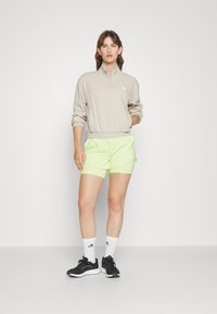 adidas Performance AEROREADY TRAIN ESSENTIALS QUARTER ZIP - Treningsjakke - beige/white