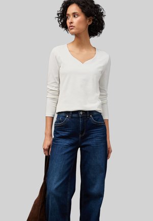 MIT HERZAUSSCHNITT - Langarmshirt - weiß