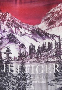 Multibarevná látka s horskou krajinou v purpurových a růžových tónech. Text "HILFIGER" vytištěný bílou barvou ve spodní části.