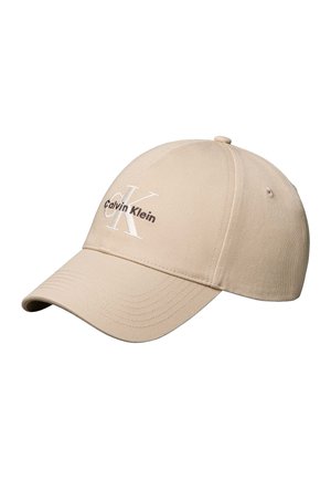 Casquette de baseball beige Calvin Klein avec une visière courbée et un logo brodé "CK" en blanc et "Calvin Klein" en noir sur le panneau avant.