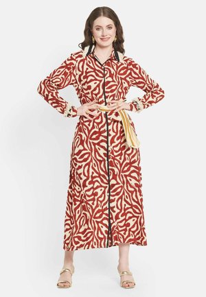 Rotes und cremefarbenes gemustertes Kleid mit langen Ärmeln, Kragen und Knopfleiste. Mit schwarzem Besatz und gerafften Manschetten, begleitet von einem goldenen Gürtel.