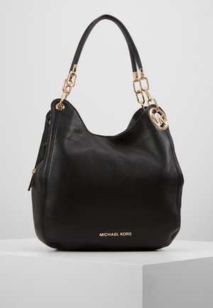 Czarna torebka z ziarnistej skóry z elementami złotego łańcuszka, logo Michael Kors z przodu oraz okrągły brelok MK przy jednym uchwycie.