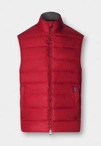 Chaleco acolchado rojo con cuello alto y cremallera frontal. Presenta costuras horizontales y un bolsillo lateral. Acabado de tela suave y brillante.