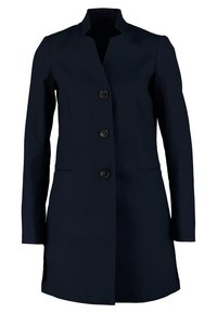 Abrigo azul marino con un diseño sin cuello, cinco botones, dos bolsillos laterales y corte recto. Fabricado en una tela suave y estructurada.