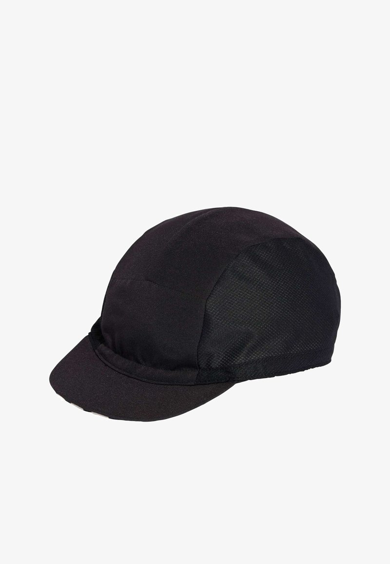 Casquette noire en tissu doux avec une visière incurvée. Présente des côtés en mesh pour la ventilation. Design simple sans accessoires ni ornements supplémentaires.