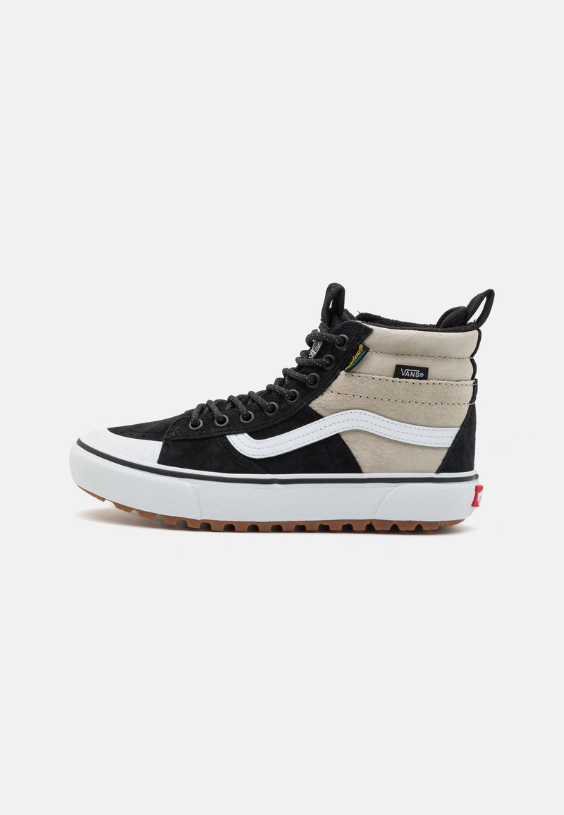 Sorte og kremfargede høye sneakers laget av semsket skinn og kanvas med hvite detaljer, rund tå og teksturert gummi såle.