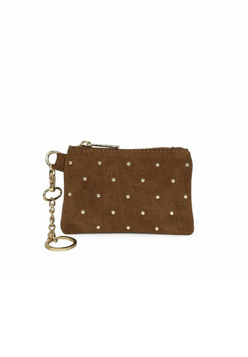 Portefeuille en daim marron avec des clous dorés, de forme rectangulaire, fermeture éclair, et une chaîne avec un anneau pour clé d'un côté.