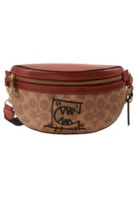 Brun canvasväska med läderdetaljer, prydd med en guldblixtlås och en lekfull svart grafisk design på framsidan. Rund, kompakt form.