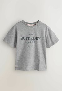 Šedé tričko s krátkým rukávem s nápisem "SUPERDRY & CO NEW YORK EST. 1954" v tmavě modré barvě na přední straně.