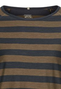 Gestreiftes T-Shirt in Braun und Marineblau aus weichem Stoff, mit einem runden Halsausschnitt und einem Etikett auf der Rückseite mit "camel active"-Logo.