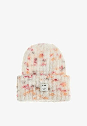 Miękka dzianinowa czapka z podwiniętym brzegiem, nakrapiana na pomarańczowo, różowo i beżowo, z białą przyszywaną metką z napisem "SRF" i logo fali.