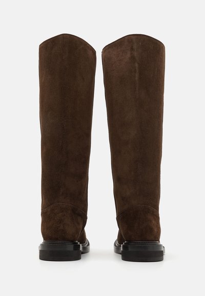 Stivali al ginocchio in suede marrone con una superficie liscia, punte arrotondate e suole nere piatte. Design semplice senza decorazioni visibili.