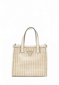 Sac à main beige tissé avec un design structuré, accents en cuir, poignées courtes et détail de logo triangulaire. Surface texturée avec des motifs clairs et foncés.